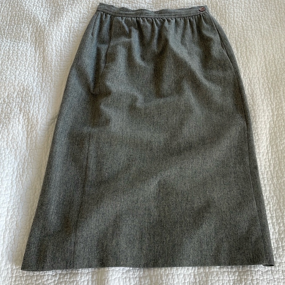 Warm gray wool JH Collectibls skirt size 6.